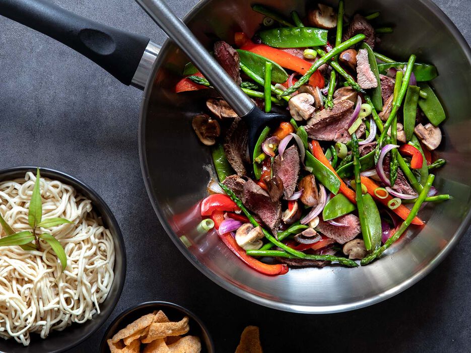 Aziatische noodles met biefstukpuntjes