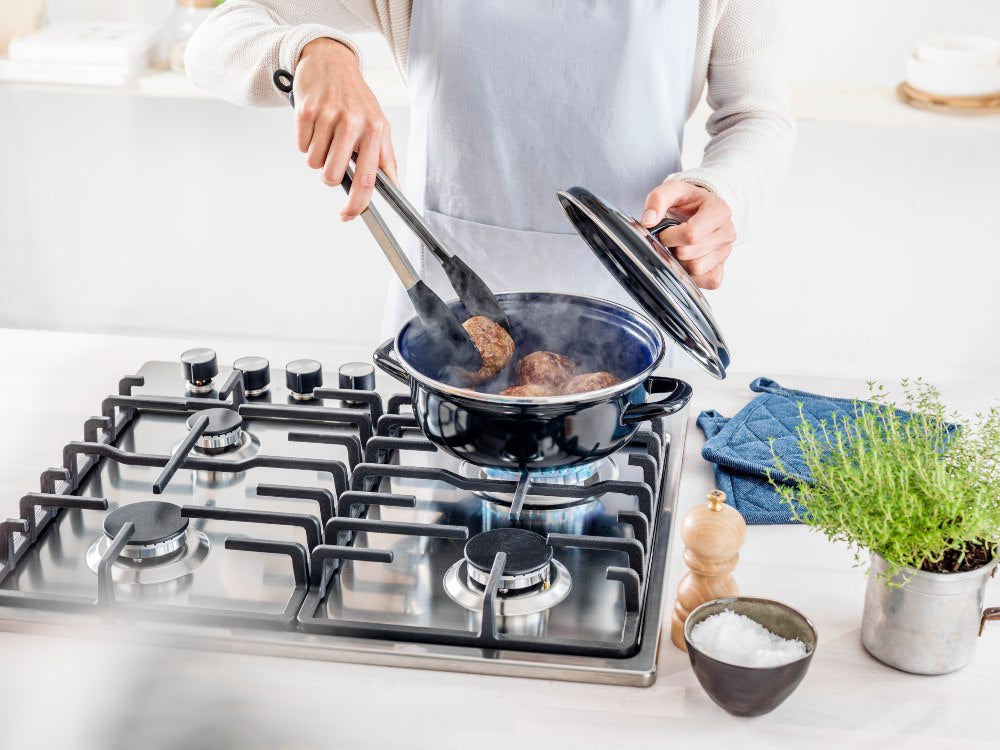 Fortalit braadpan zwart op kookplaat