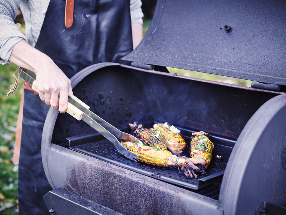 Black Steel BBQ grillplaat 44x32 cm met maïs in de BBQ