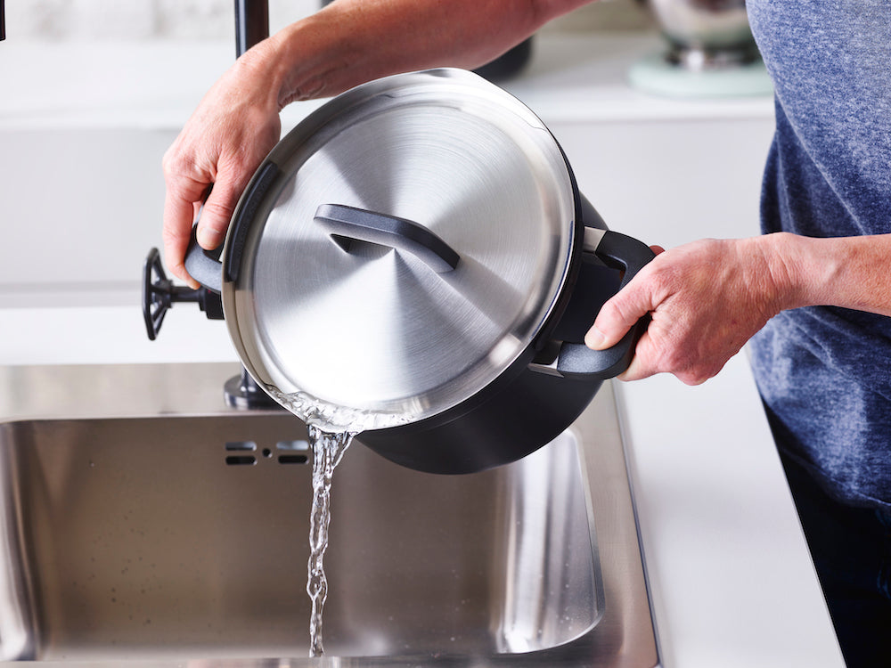 Flow Cool Black RVS soeppan 24 cm 6,5 liter zwart met water