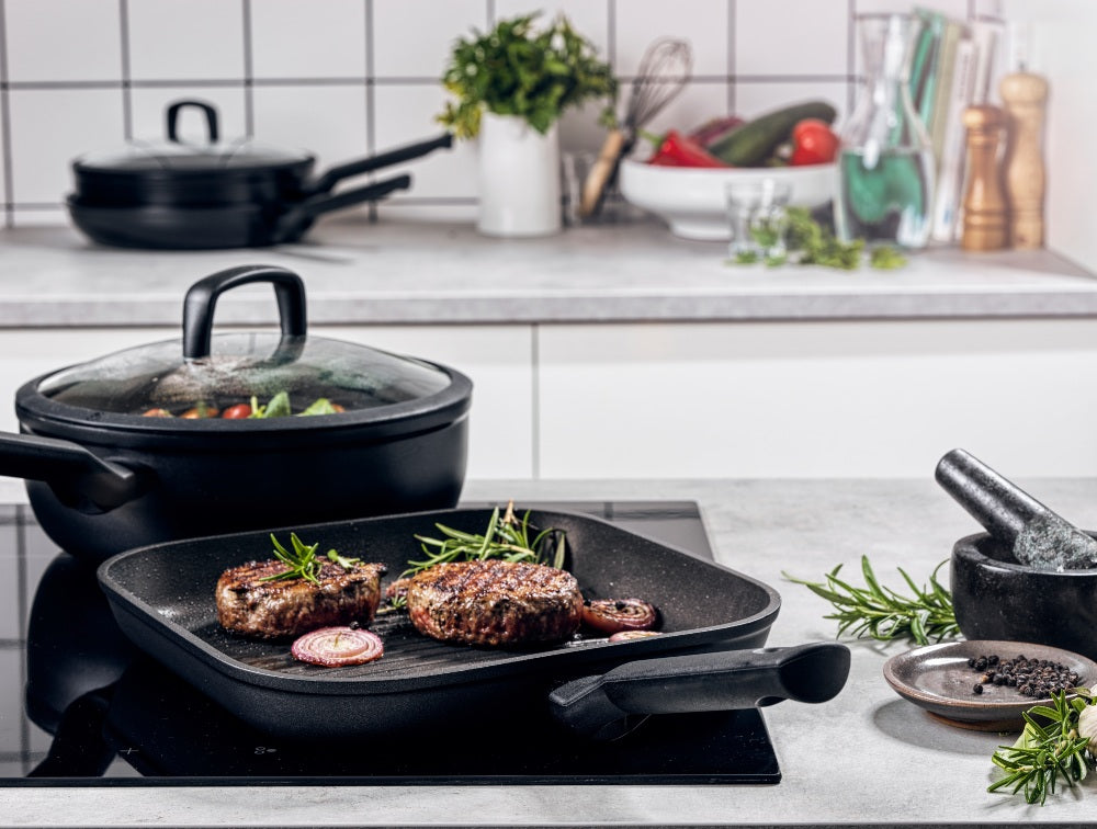 Easy Induction grillpan 26x26 cm zwart met hamburger op kookplaat