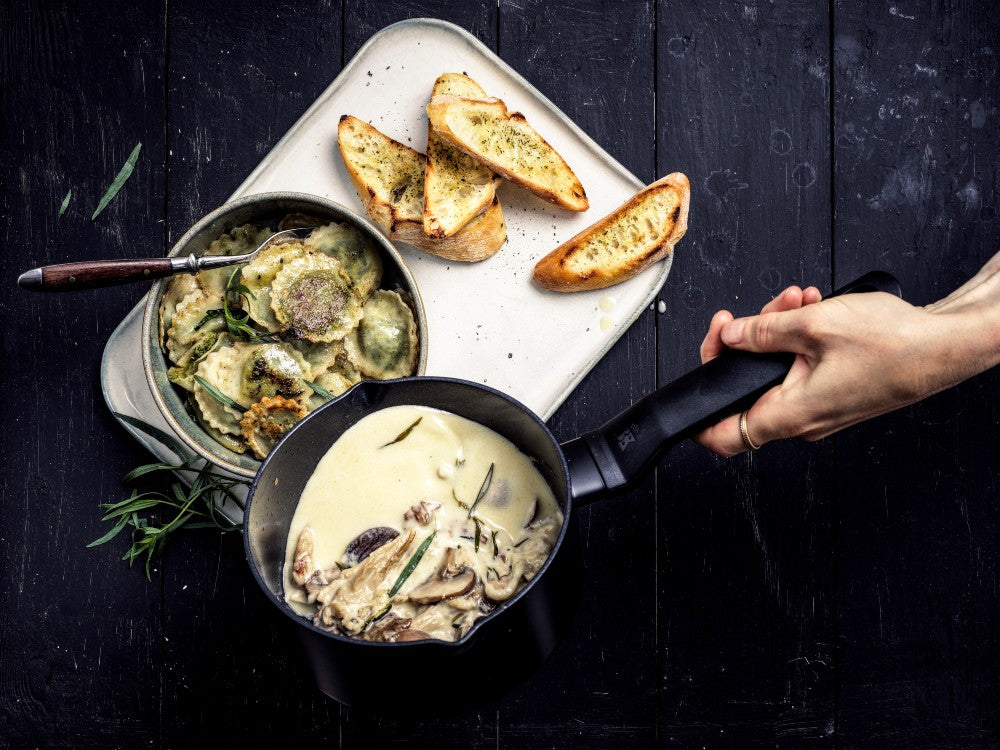 Easy Induction sauspan 16 cm zwart met ravioli