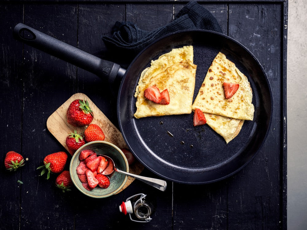 Easy Induction pannenkoekenpan zwart met pannenkoek