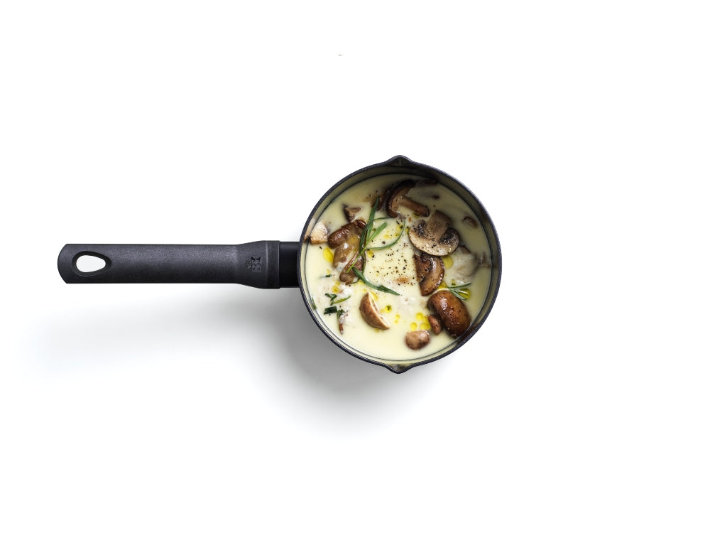 Easy Induction sauspan 16 cm zwart bovenaanzicht met champignonsaus