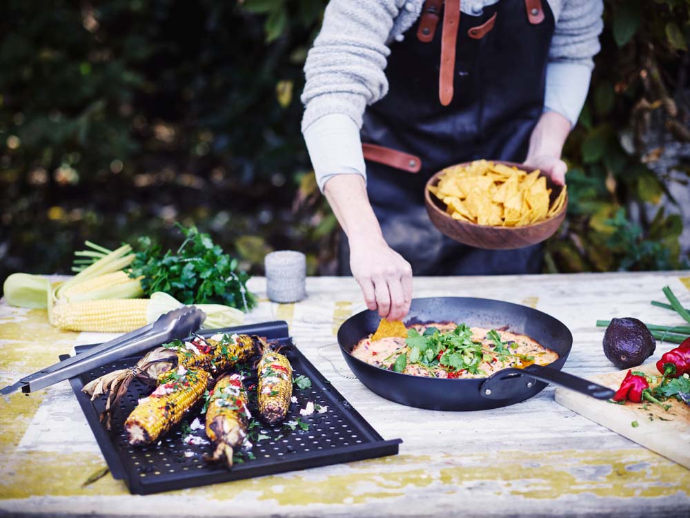 Black Steel BBQ grillplaat 44x32 cm op tafel met een pan