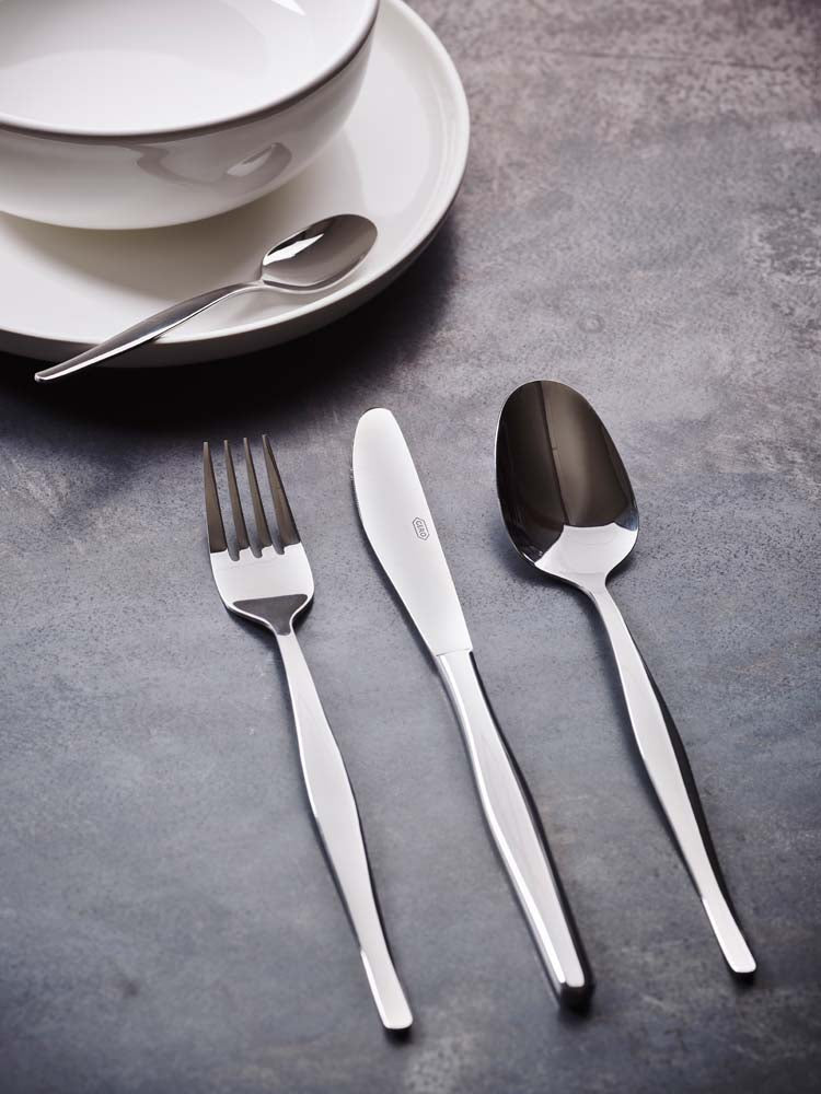 Gero Roos bestekset 24-delig zilver aan tafel