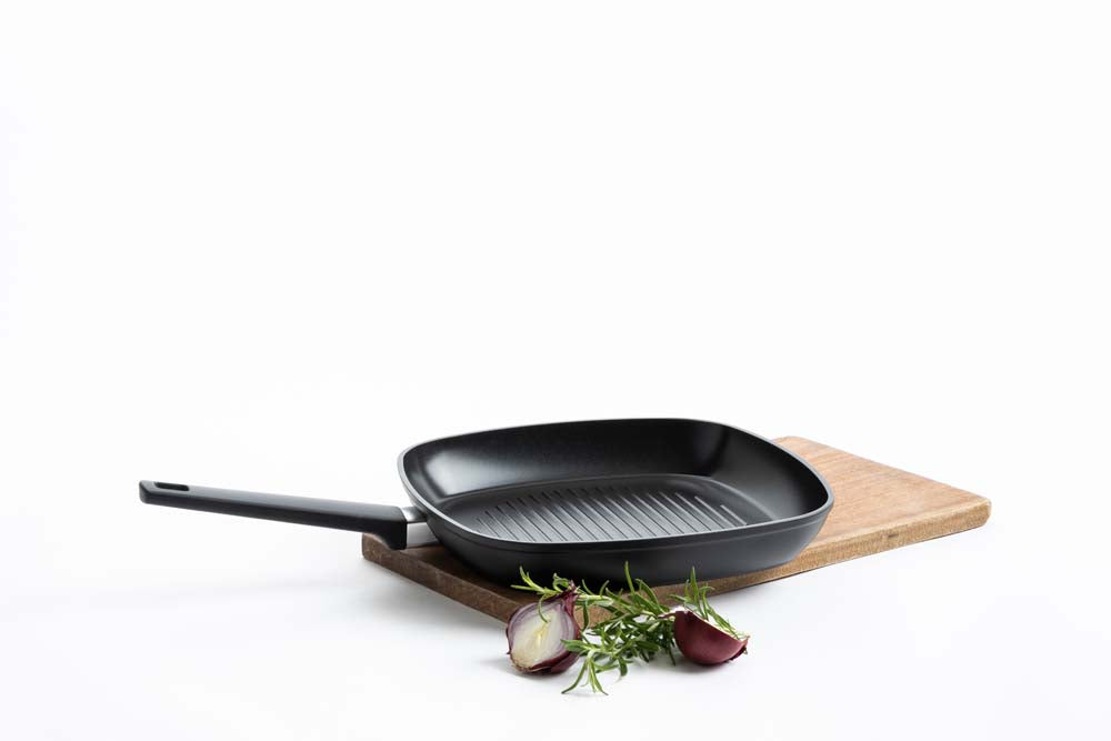 Gero Erik grillpan 28x28 cm zwart op keukenplank