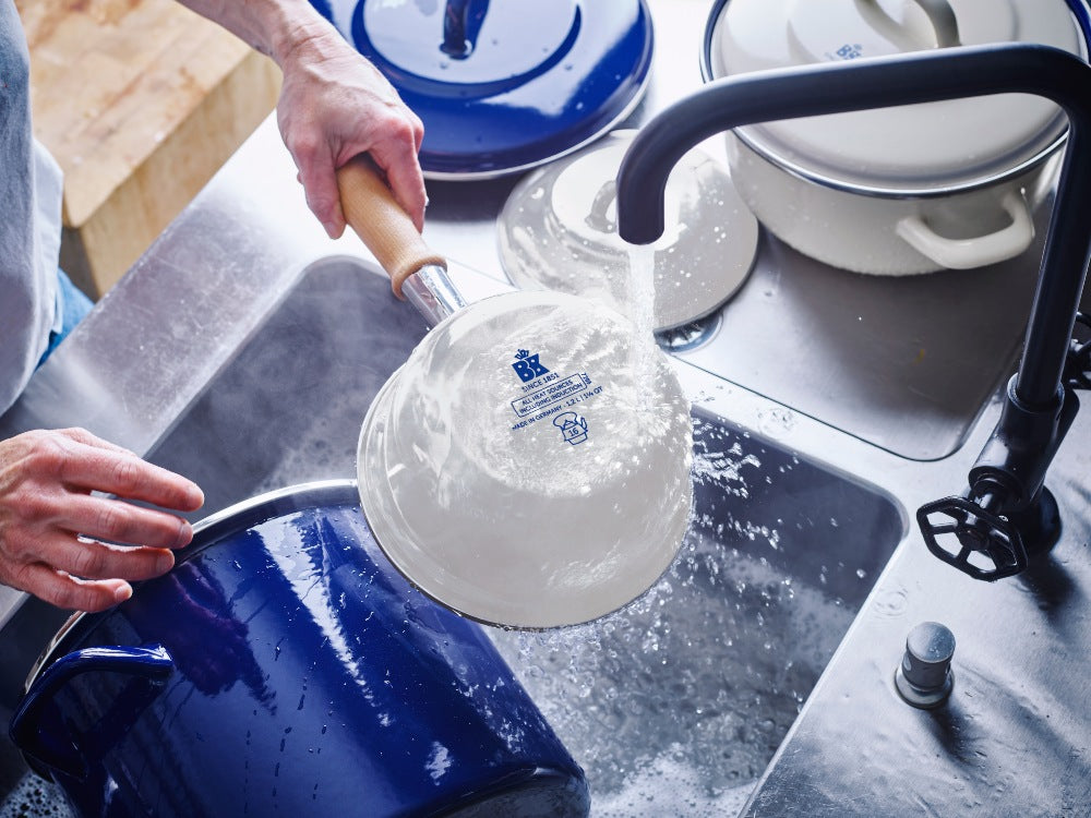 Indigo steelpan met deksel 16 cm zwart in gootsteen