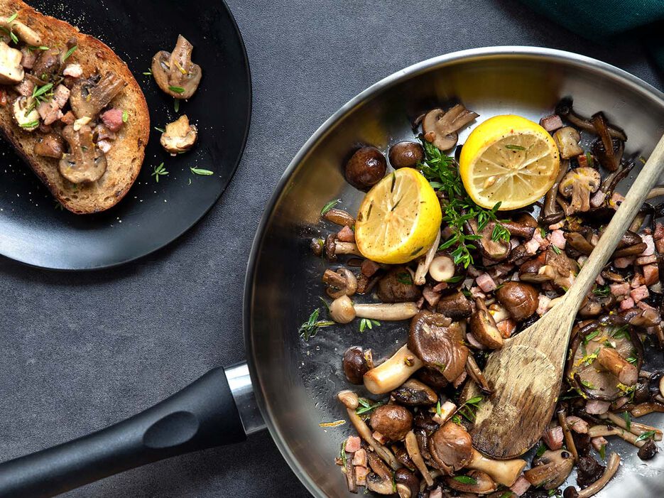 Knapperig toast met paddenstoelen en spekjes