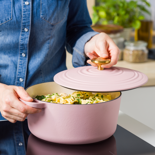 Romige ravioli met kip uit één pan