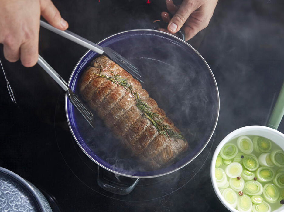 Kalkoenrollade in rum-marinade met cranberrysaus