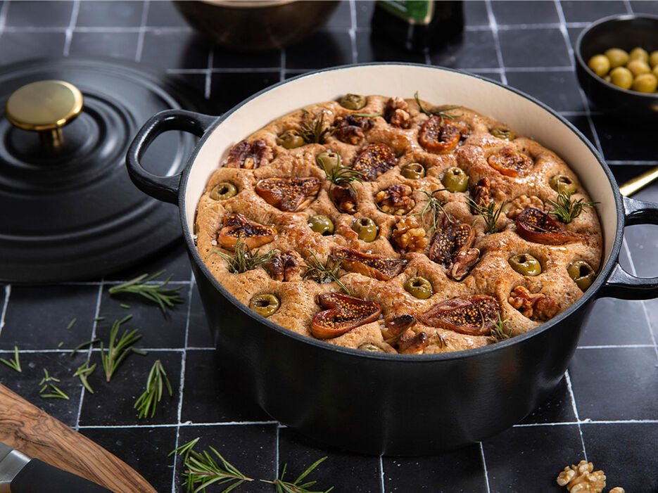 Focaccia met walnoten, gedroogde vijgen en olijven