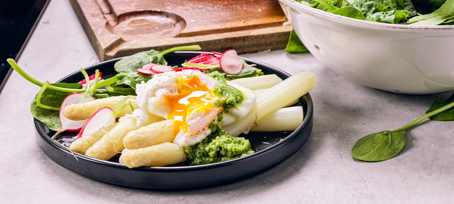 Asperges met spinazie en radijs