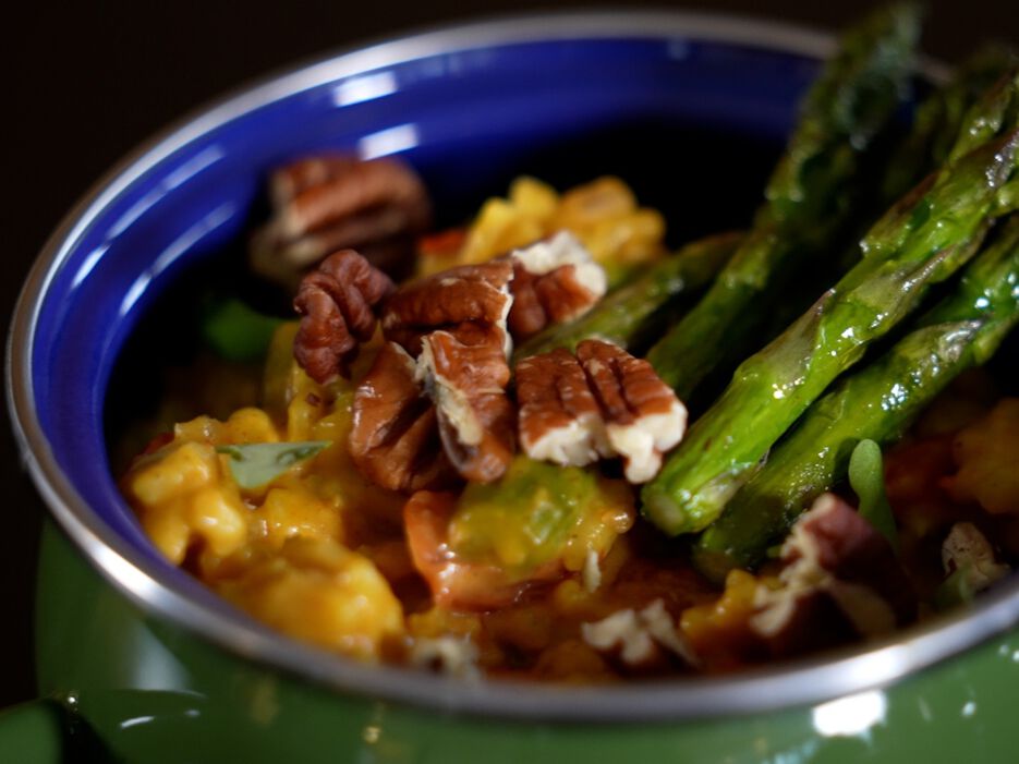 Saffraanrisotto met groene asperges en pecannoten