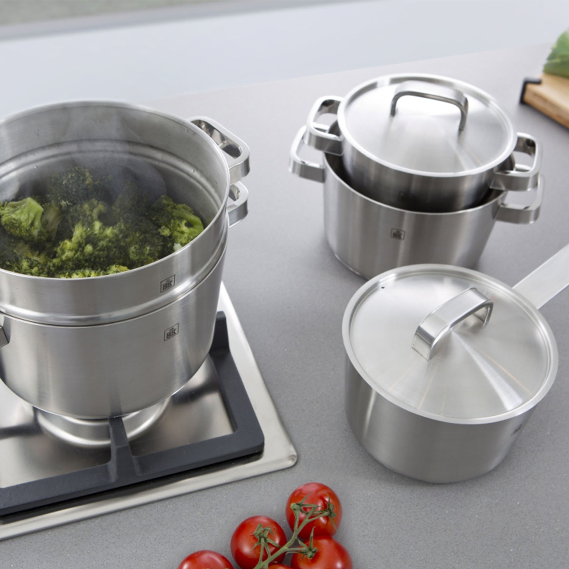 Conical + pannenset 5-delig & Allround koekenpan 24 cm + Allround wok 28 cm met broccoli