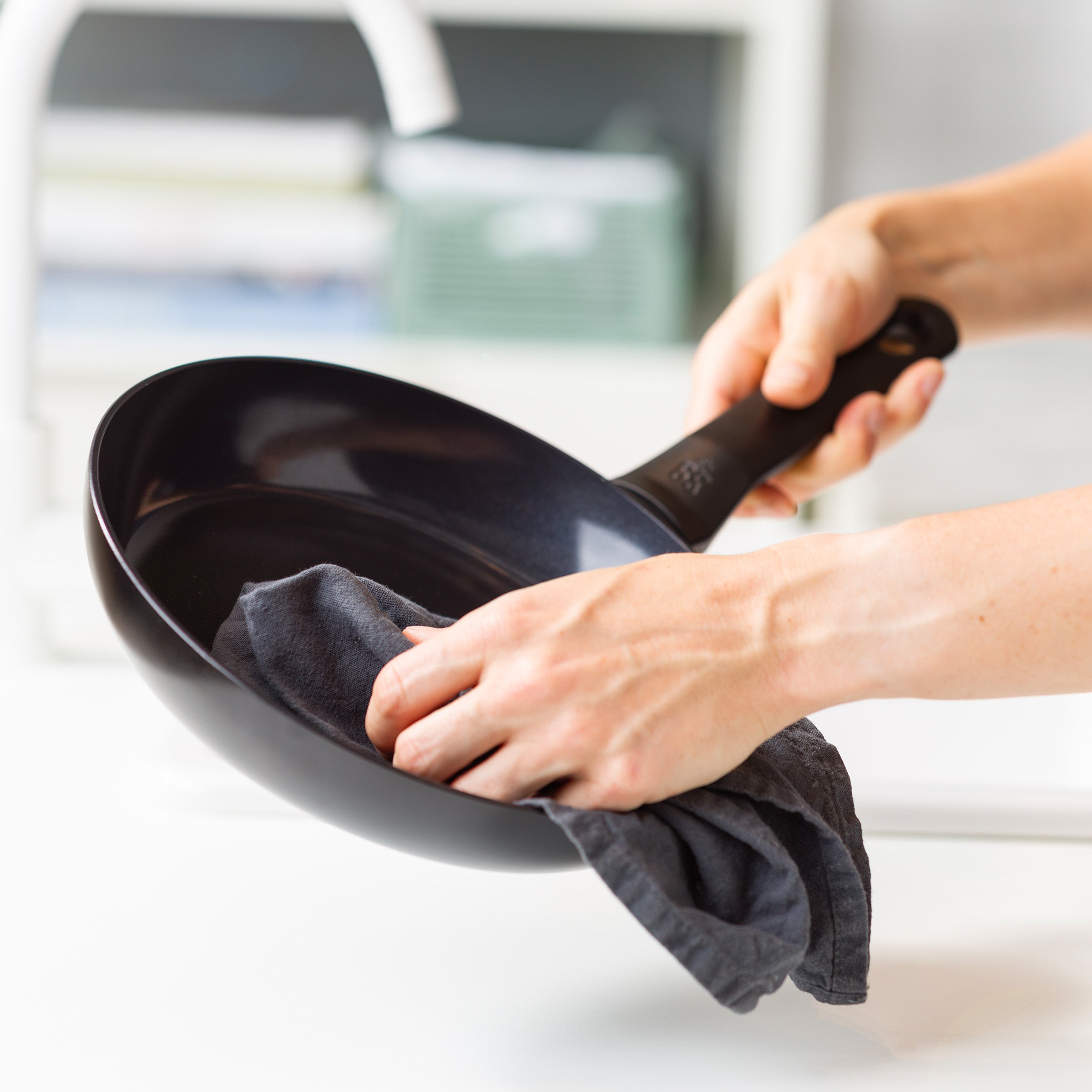 Enjoy hapjespan Zwart 28 cm