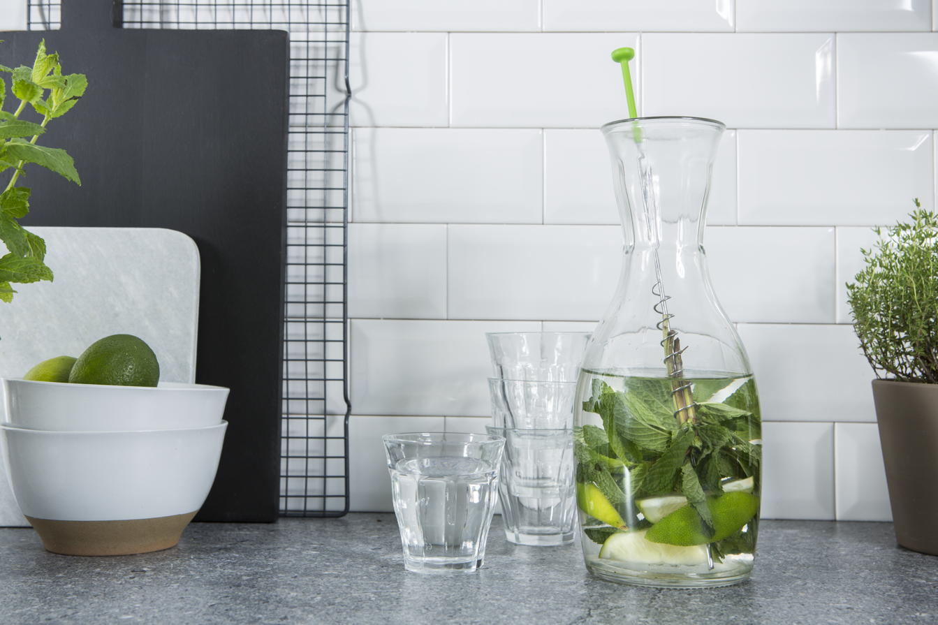 Solutions karafset glas met limoenwater