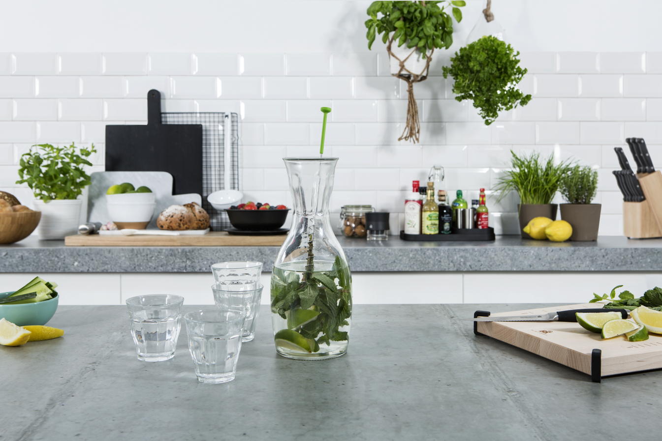 Solutions karafset glas met limoenwater en citroen
