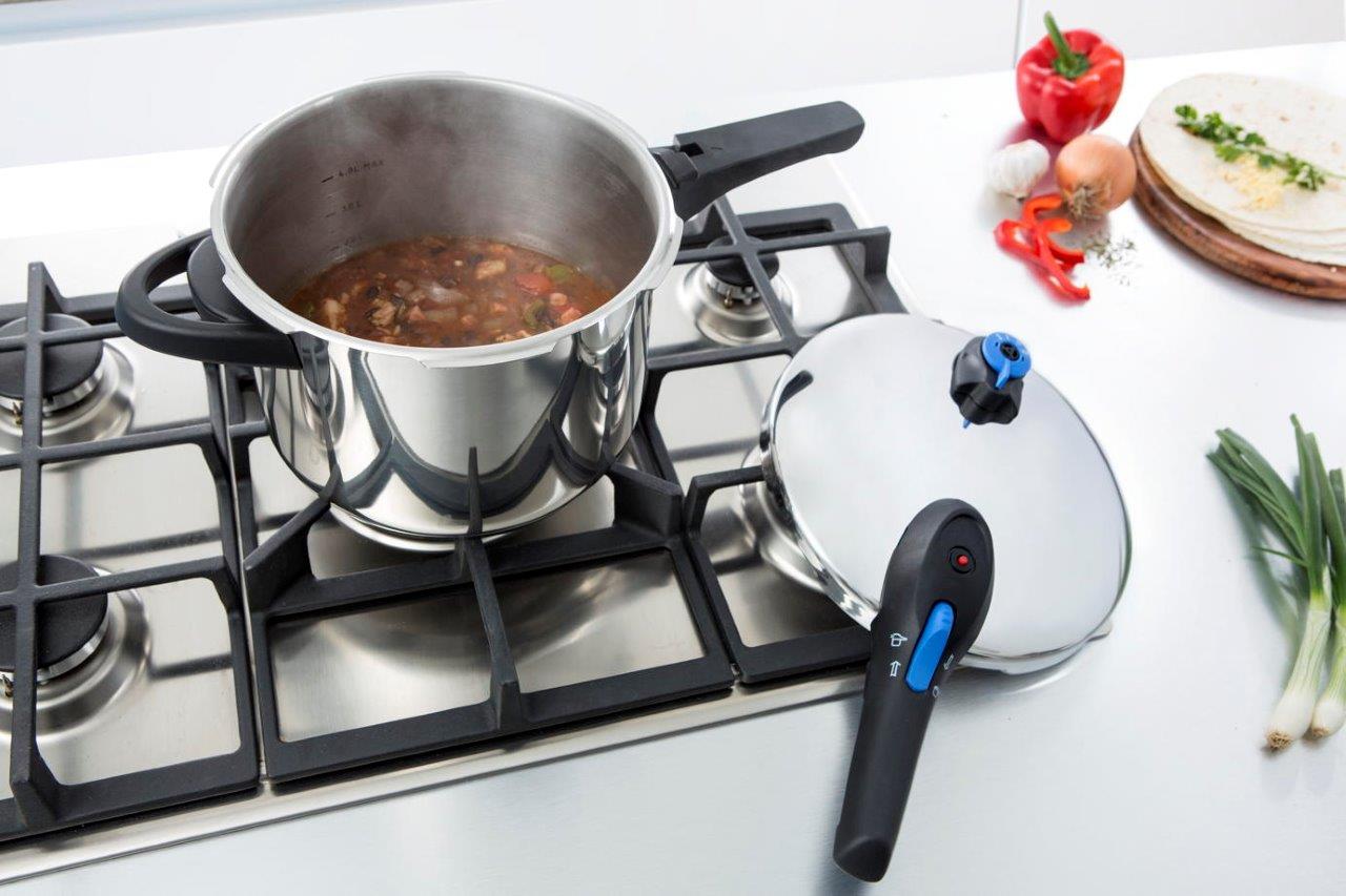 Snelkookpan 22 cm 6 liter - glanzend met saus