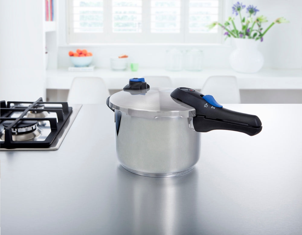 Snelkookpan deksel 22 cm - glanzend met pan in keuken