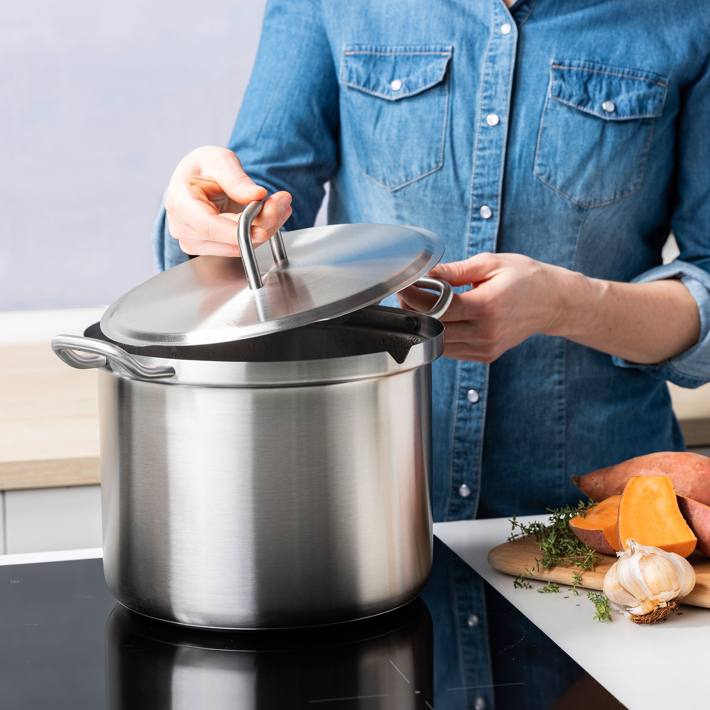 Q-Linair Master pannenset 5-delig zilver vooraanzicht op kookplaat