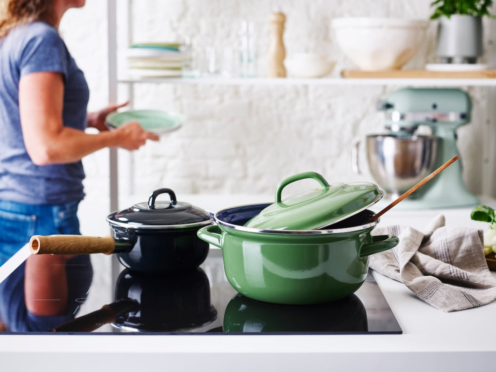 Indigo steelpan met deksel 16 cm zwart op kookplaat