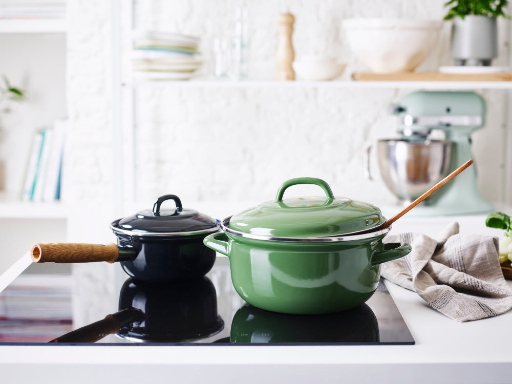 Indigo steelpan met deksel 16 cm zwart op kookplaat