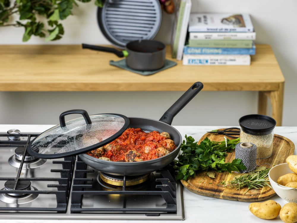 Grijze BK Balans hapjespan 24/28 cm op fornuis