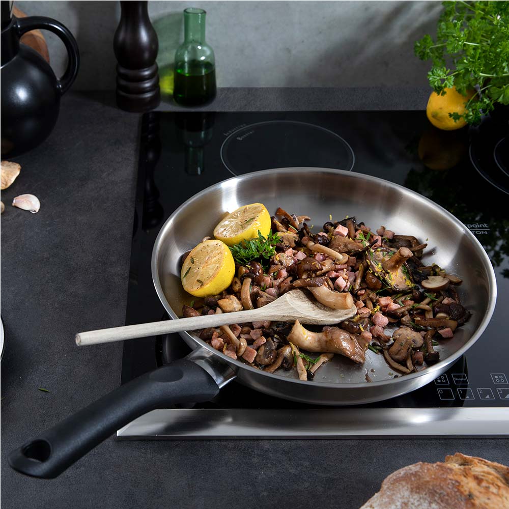 Bold koekenpan 28 cm met champignons op kookplaat