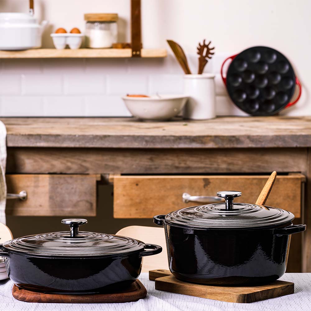 Bourgogne lage braadpan 28 cm rood zwart op tafel