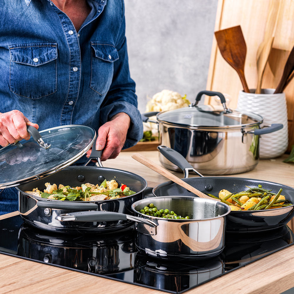 Control 4-delige pannenset zilver op kookplaat