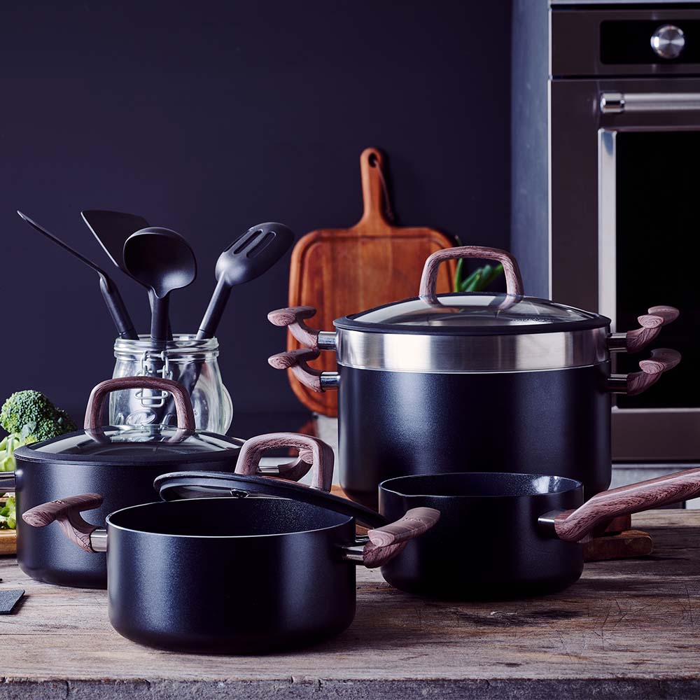 Simply Ceramic pannenset 14-delig zwart op keukenblad