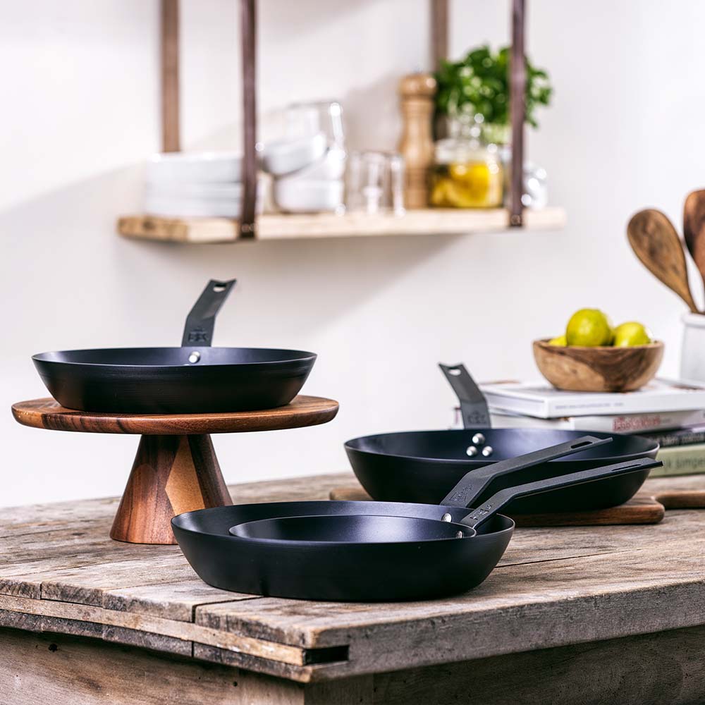 Solid Steel koekenpan zwart collectie in keuken