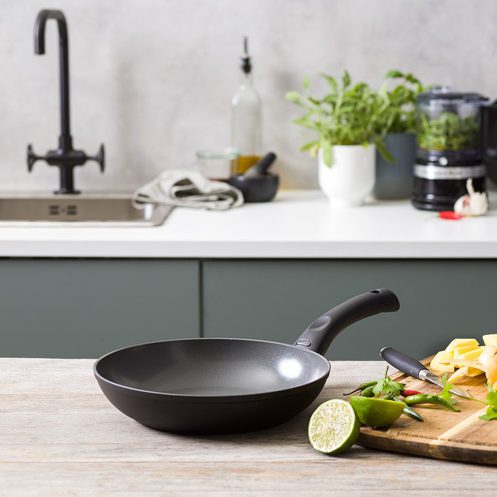 Thermo Induction koekenpan 28 cm zwart op keukenblad