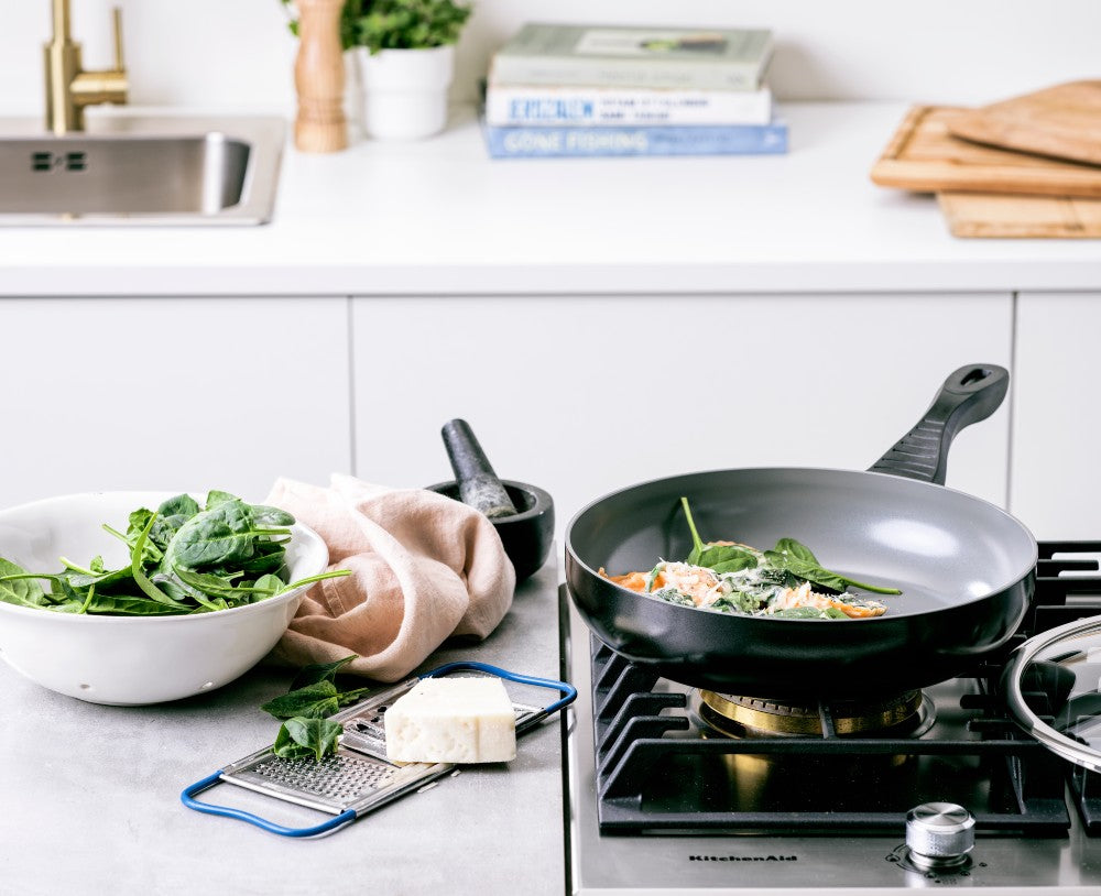 Easy Basic Ceramic koekenpan zwart op kookplaat