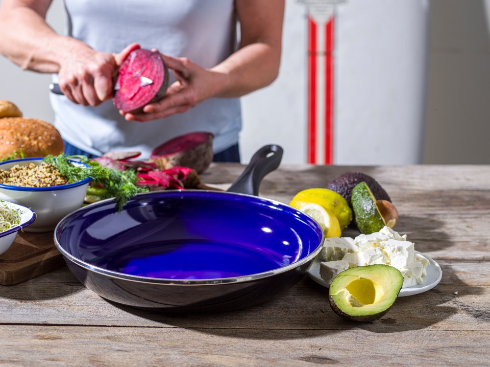 Fortalit koekenpannenset 24 en 28 cm blauw in keuken met groenten
