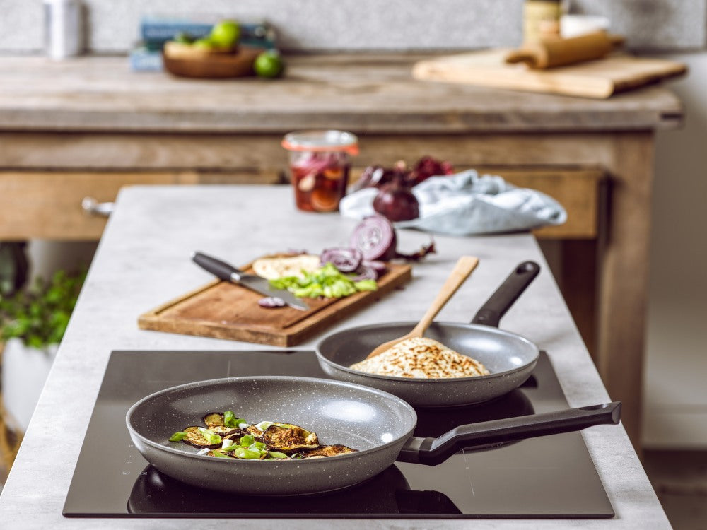 Granite koekenpan zwart op keukenplaat
