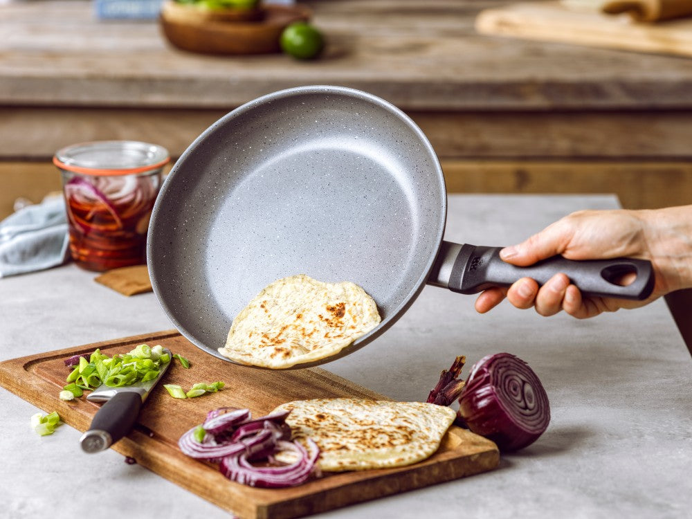 Granite koekenpan zwart met pannekoek
