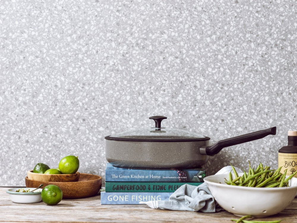 Granite hapjespan 28 cm zwart op keukenblad