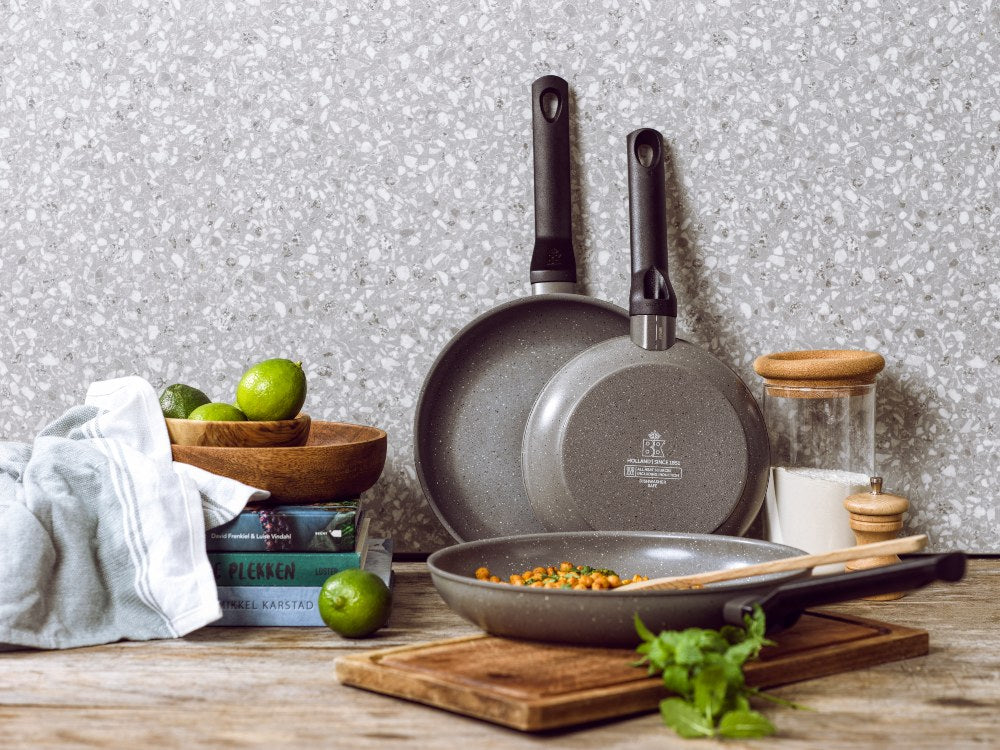 Granite koekenpan zwart op keukenblad