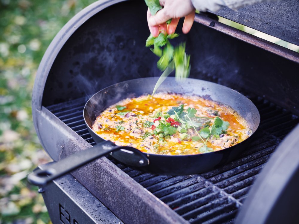Black Steel koekenpan zwart op BBQ