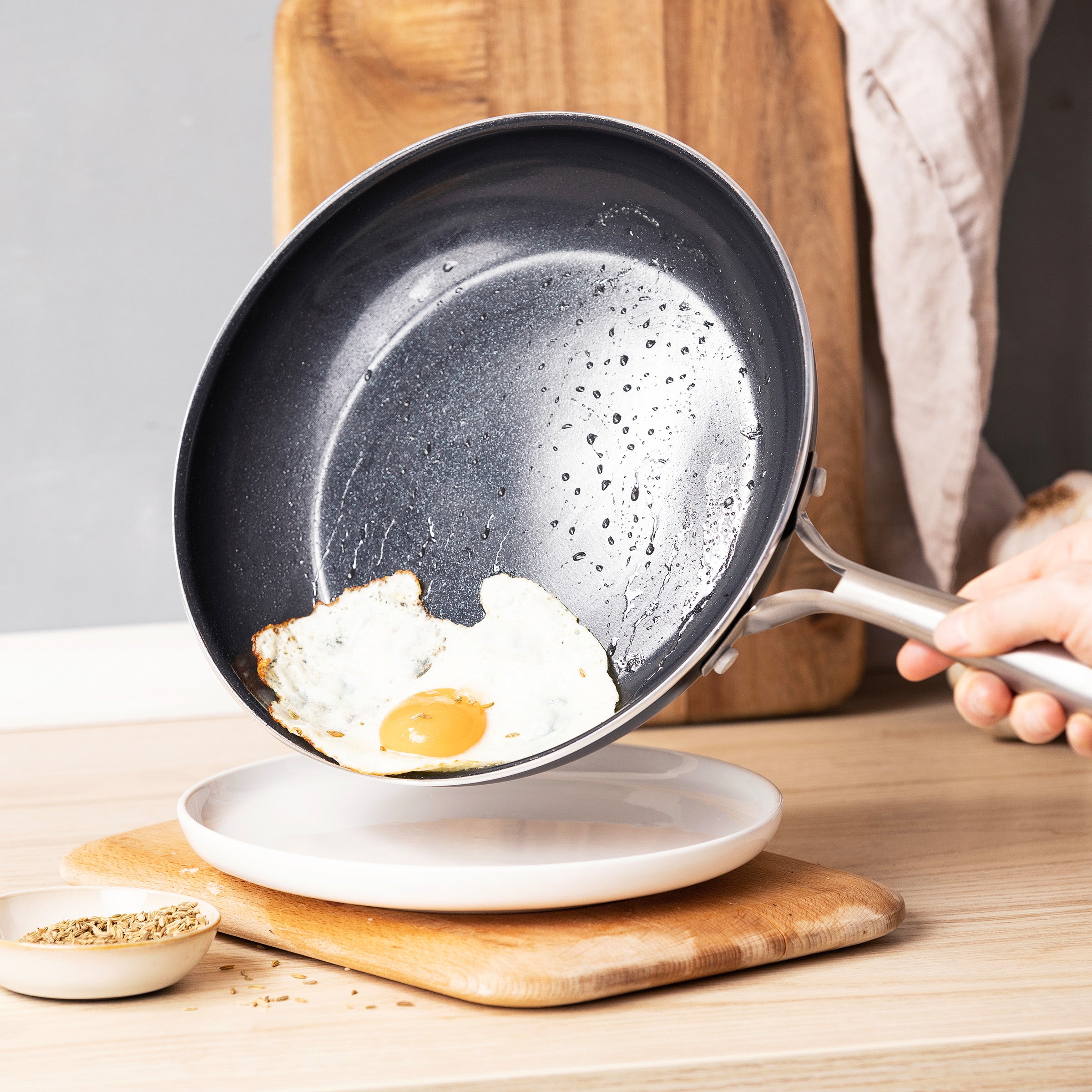 BK Magma koekenpan 28 cm zwart, met omelet.