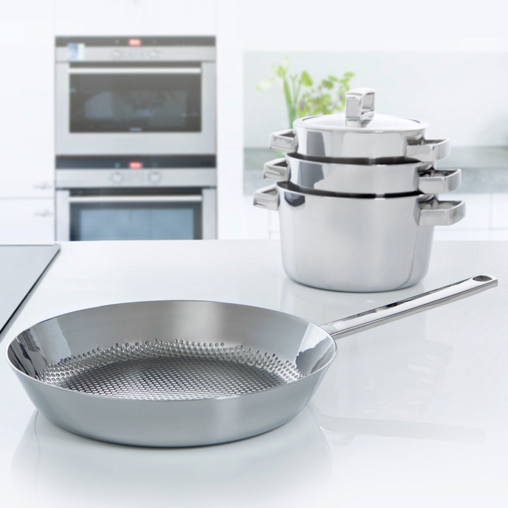 Conical Deluxe koekenpan in de keuken, stackable.