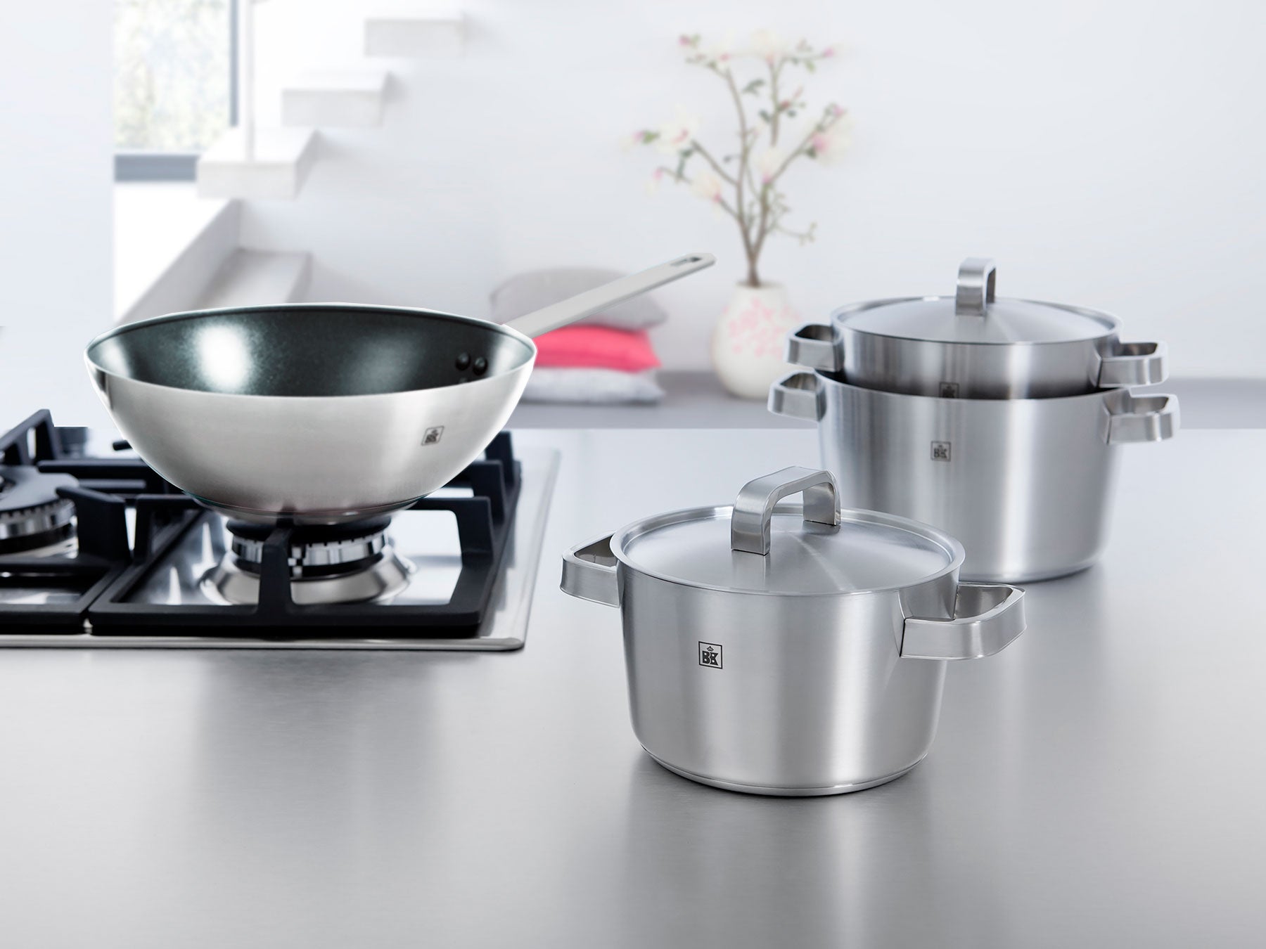Conical+ soeppan 24 cm 6 liter zilver in keuken met wokpan