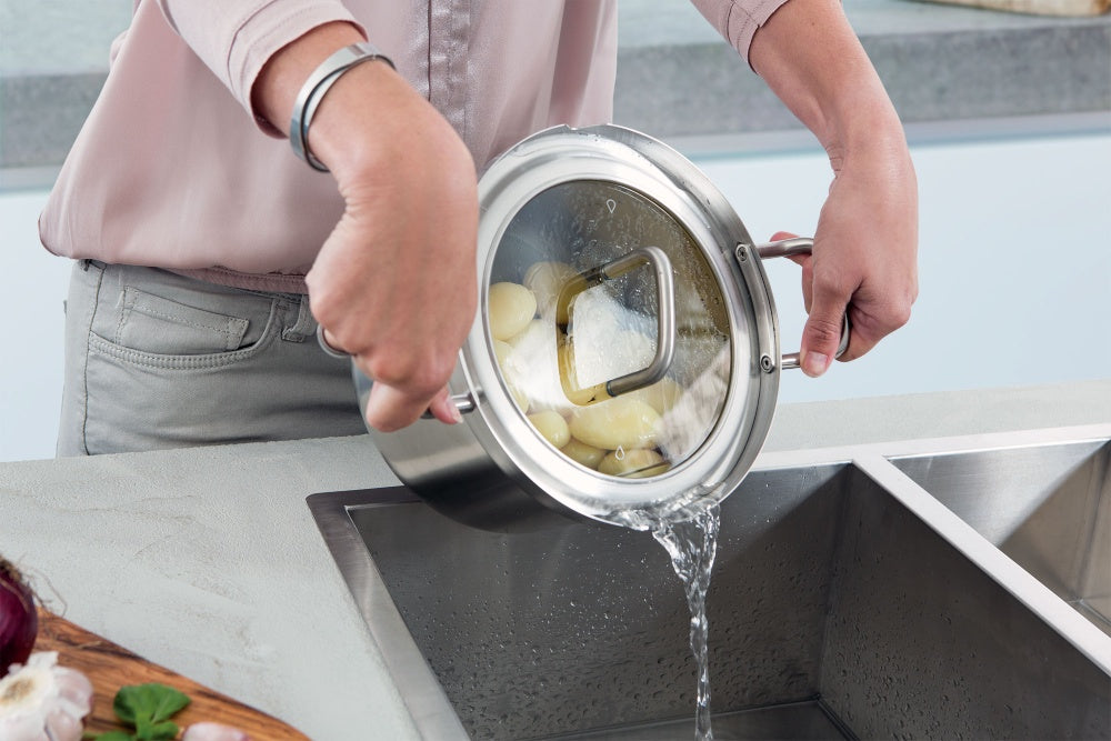 Q-linair Master Glas soeppan 24 cm 7 liter zilver met aardappelen